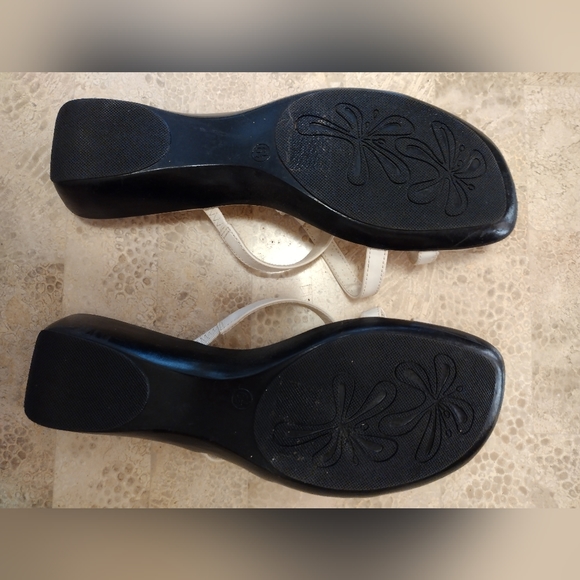 Palms sandals white size 6 1/2. Heart medallion. Toe loop. Slip on - Picture 4 of 6